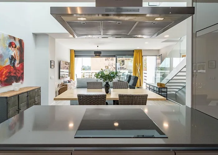 Lmt46 - Modern Style Spacious Townhouse