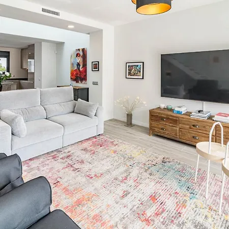 Lmt46 - Modern Style Spacious Townhouse Holiday home