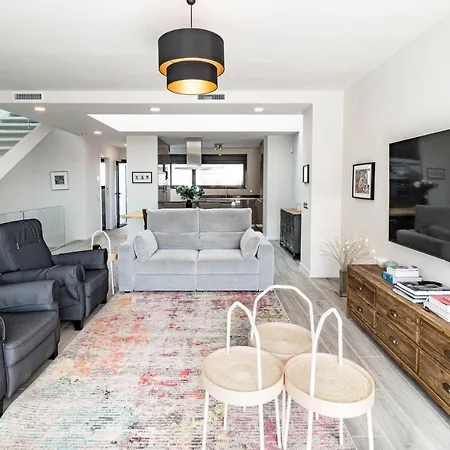 Lmt46 - Modern Style Spacious Townhouse *