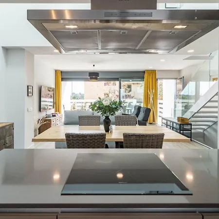 Lmt46 - Modern Style Spacious Townhouse Holiday home *