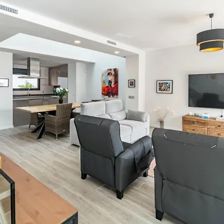 Lmt46 - Modern Style Spacious Townhouse Holiday home