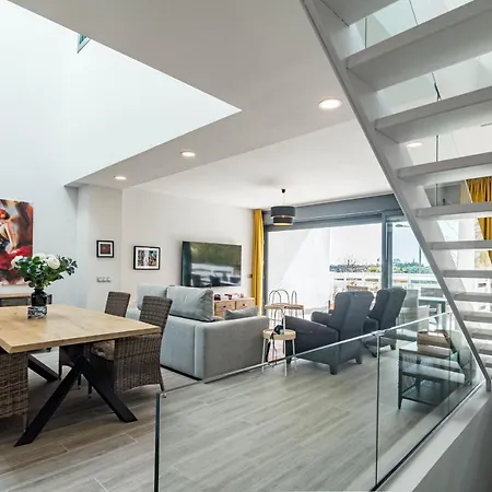 Lmt46 - Modern Style Spacious Townhouse