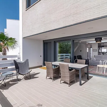 Lmt46 - Modern Style Spacious Townhouse *