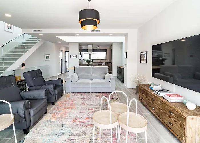 Lmt46 - Modern Style Spacious Townhouse Сasa de vacaciones