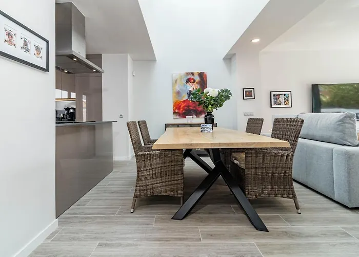 Lmt46 - Modern Style Spacious Townhouse Estepona